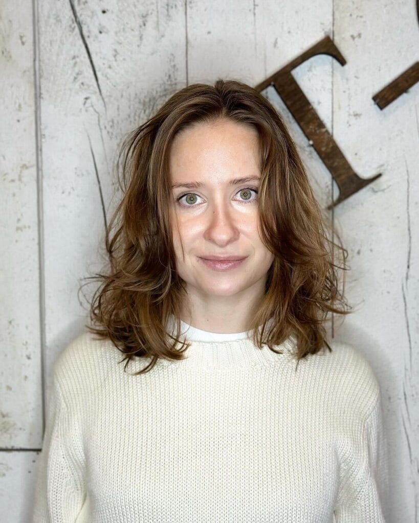 Shoulder length brown layered hairstyle with soft summer texture and movement.