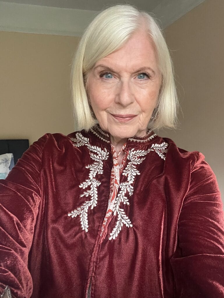 Jaw length silver bob with straight smooth finish and clean edges.