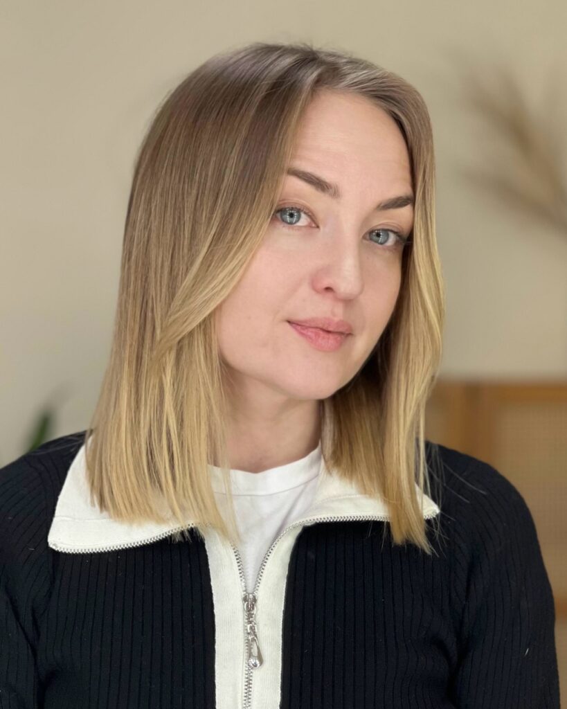 A sleek straight lob with subtle blonde balayage and blunt ends.
