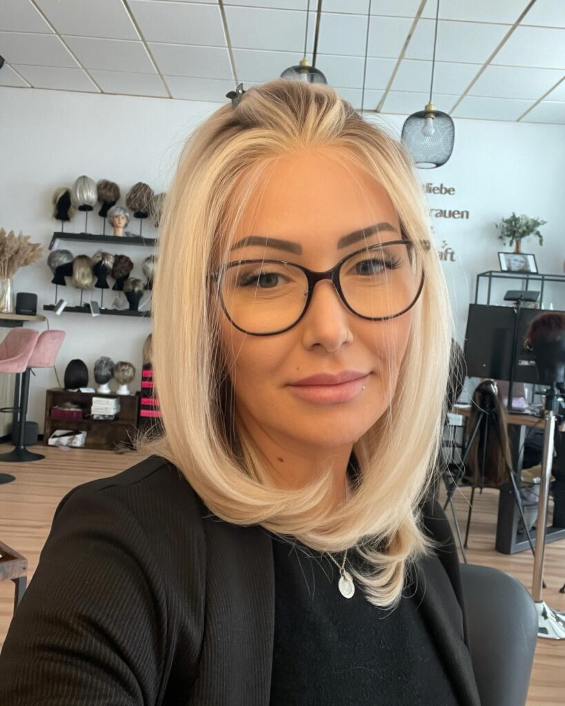A voluminous blonde lob with a rounded shape and soft layered ends.