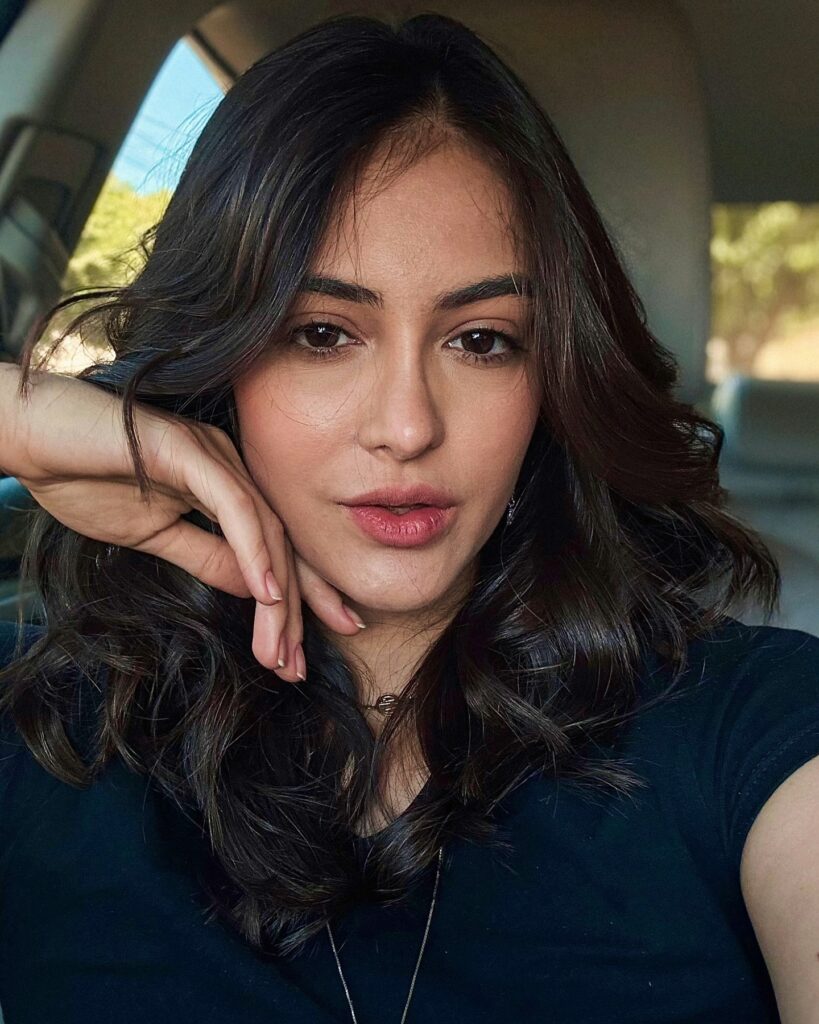 Dark wavy lob with soft layers and a glossy finish.