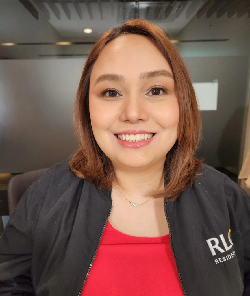 Shoulder length brown hair styled in a rounded blowout with soft volume.